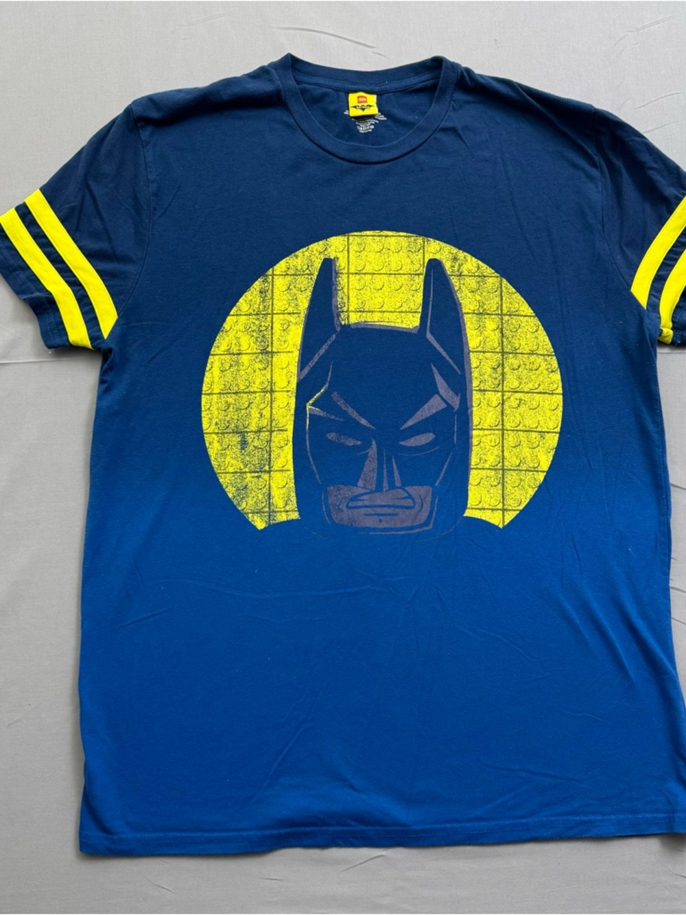 LEGO Batman Movie Blue Yellow Graphic Print Men's T-Shirt L Short Sleeve Crew